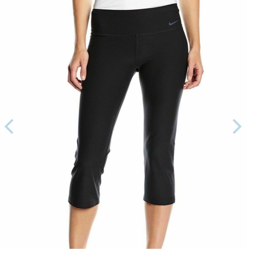 Nike Capris Women's Size M Dri FIT Legend 2.0 SLIM Fit  548497-010 Black/Silver